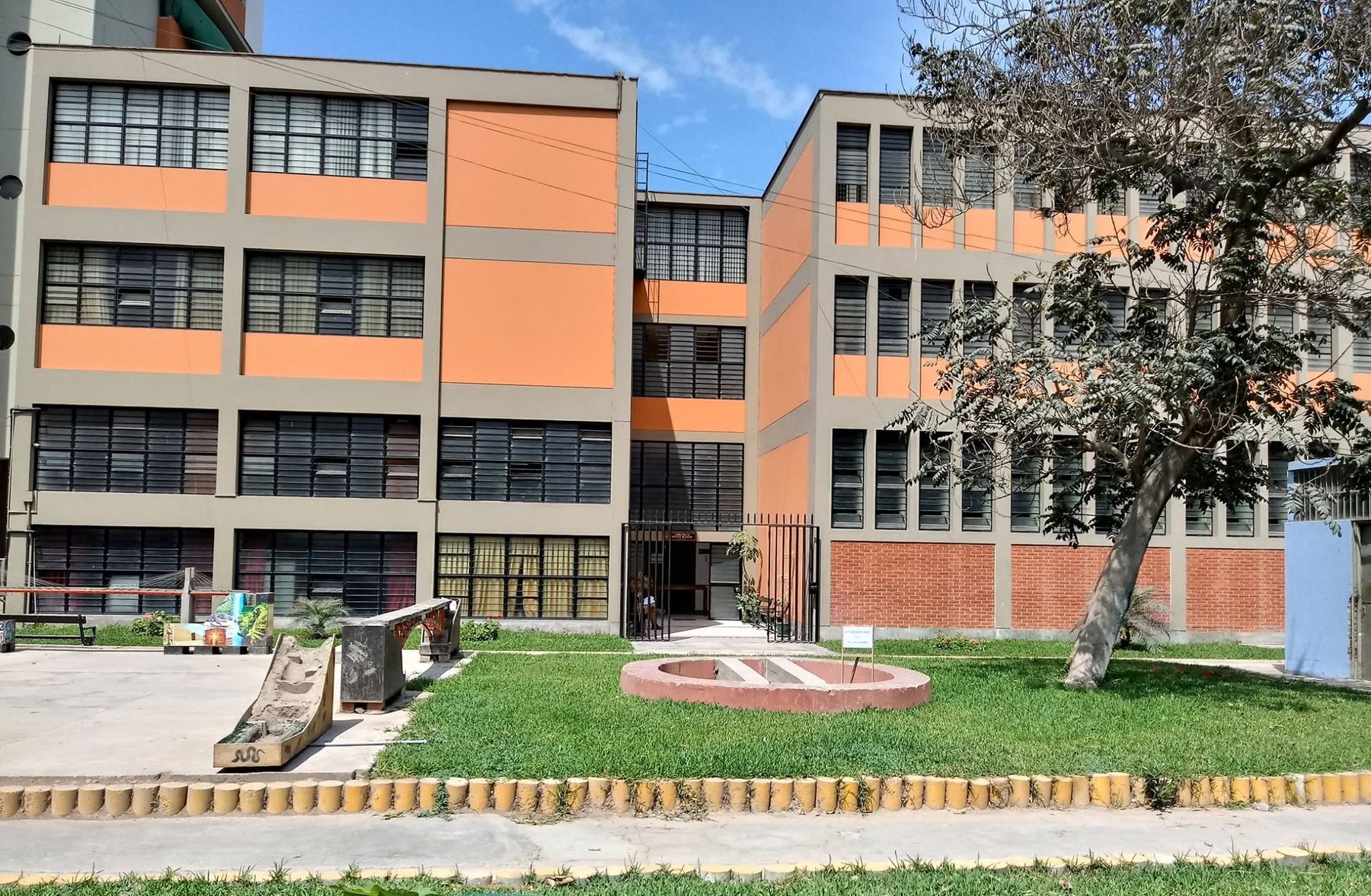 Fachada de la Facultad de Ingeniería Civil, Universidad Nacional de Ingeniería