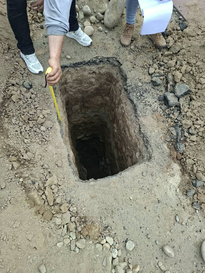 Calicata excavada en campo con cinta de medición